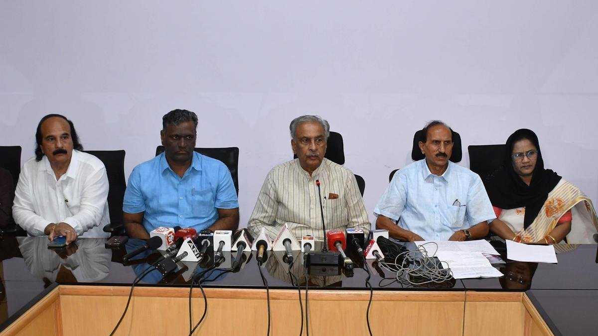 सहायता प्राप्त संस्थानों ने 3 नवंबर से स्कूल, कॉलेज बंद करने की धमकी दी है