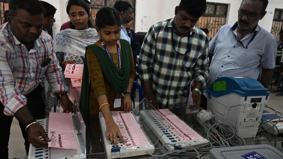 सुप्रीम कोर्ट ने ईवीएम में वोटों की गिनती के लिए टोटलाइजर्स पर केंद्र की राय क्यों मांगी है | व्याख्या की