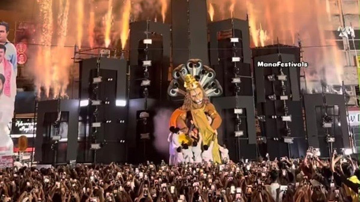 हैदराबाद में गणेश आगमन में भारी भीड़ उमड़ती है