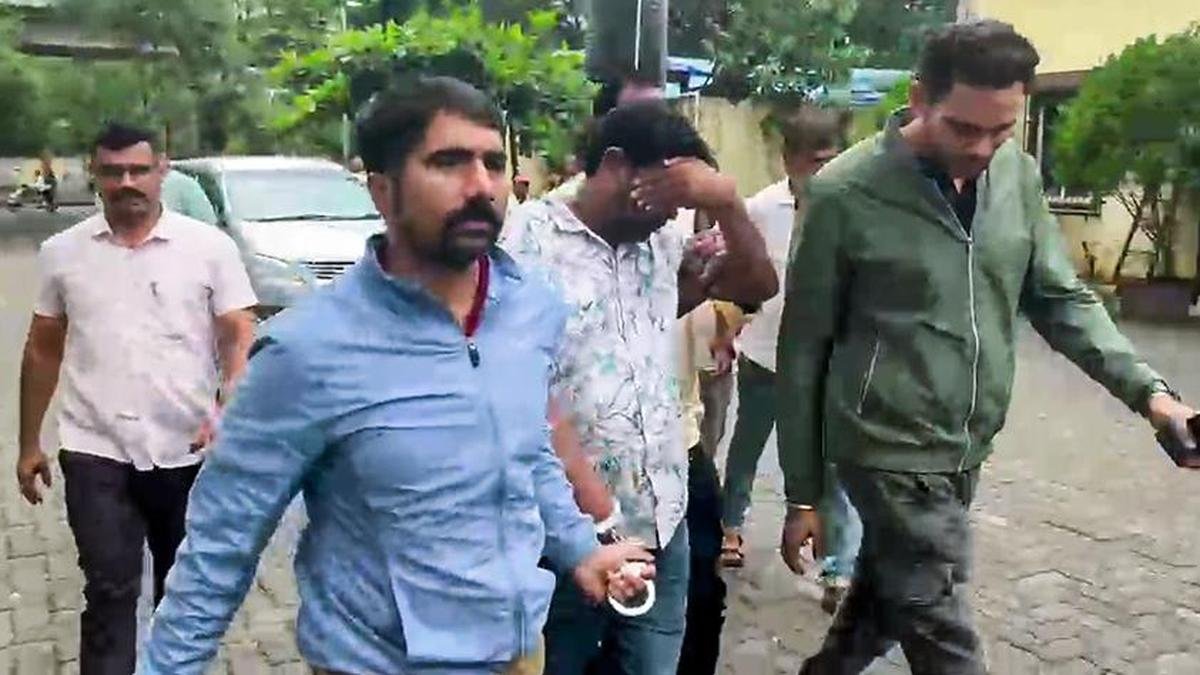 ₹8,000 के लिए जूतों में छिपाए गए कागजात: आरोप-पत्र में महाराष्ट्र टीईटी के आगरा प्रेस में लीक होने का पता चला