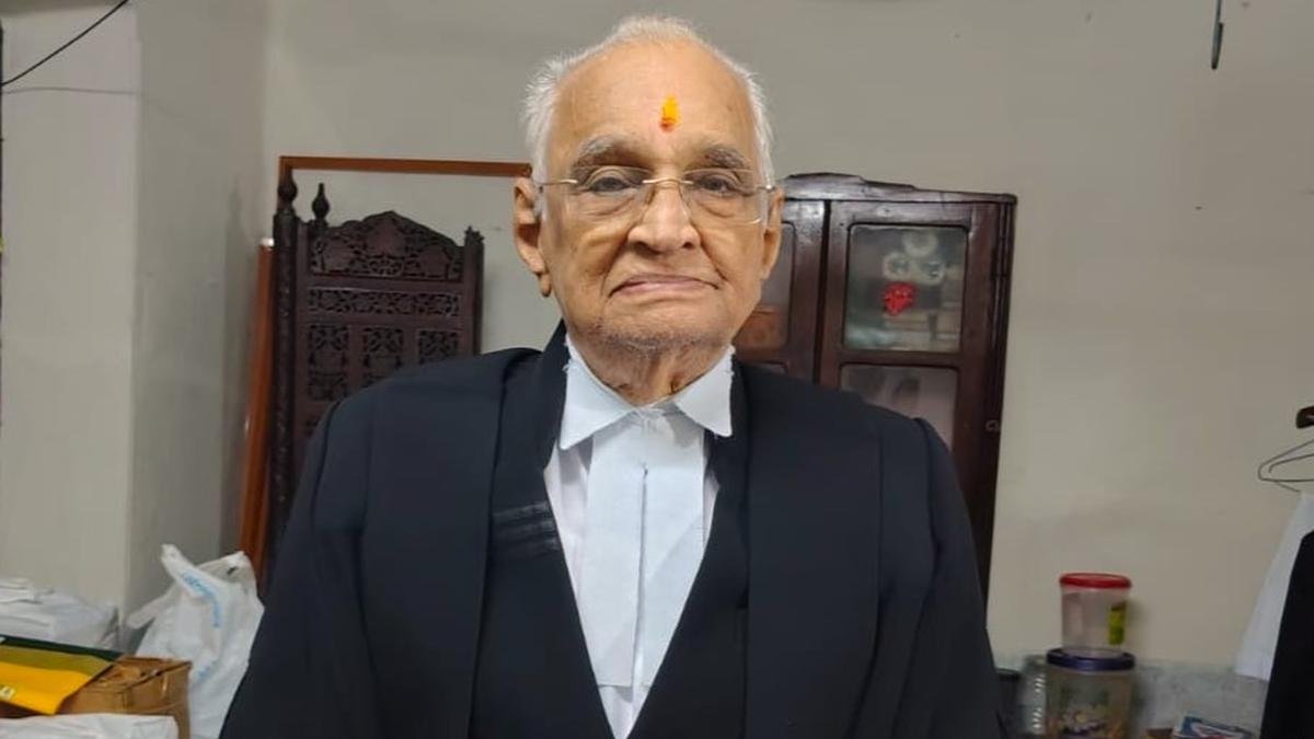100 साल की उम्र में पीबी मेनन की कोई सेवानिवृत्ति योजना नहीं है। उसके पास अदालत है