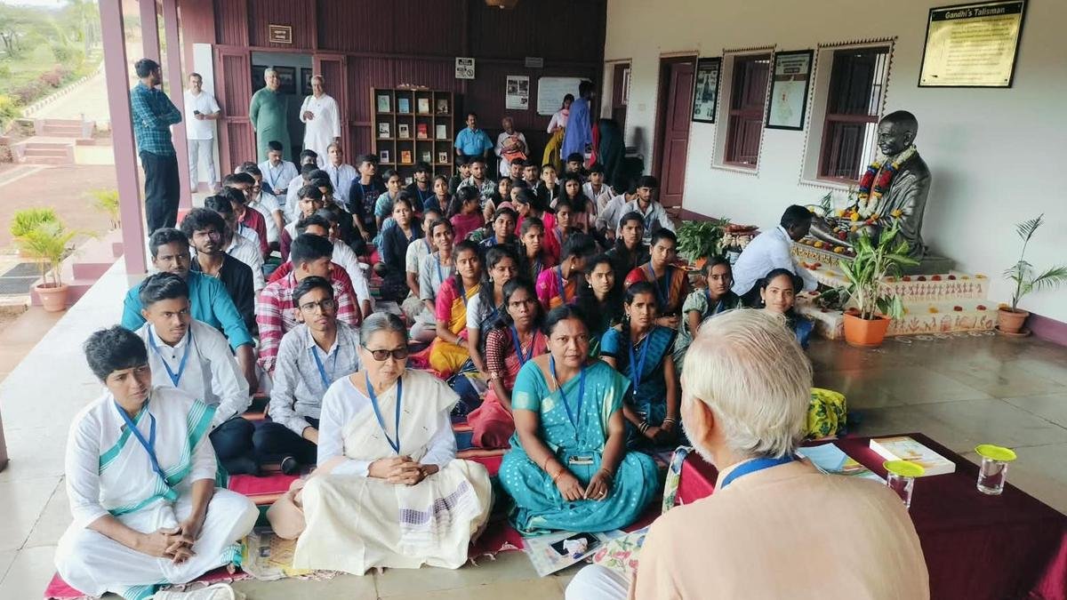 400 कॉलेज, 31 जिले: पीई शिक्षक का मिशन गांधीजी को कर्नाटक के युवाओं तक ले जाना