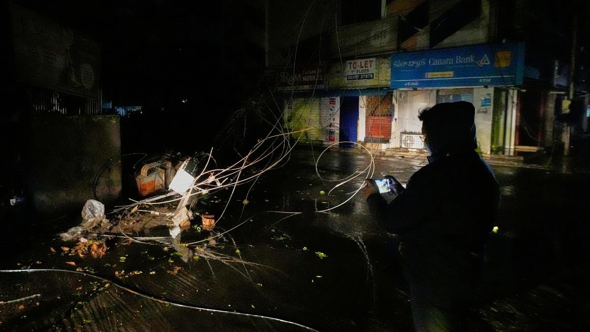 अत्यंत भीषण चक्रवाती तूफान 'अर्नब' नरसापुर के पास पहुंचा; विजाग बारिश से बेहाल