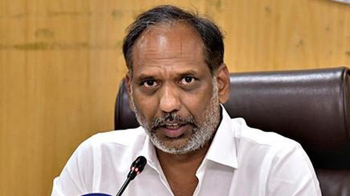 आंध्र के मंत्रियों ने चक्रवात से पहले बिजली उपयोगिताओं को अलर्ट पर रखा; 25,000 खंभे तैयार रखे गए हैं