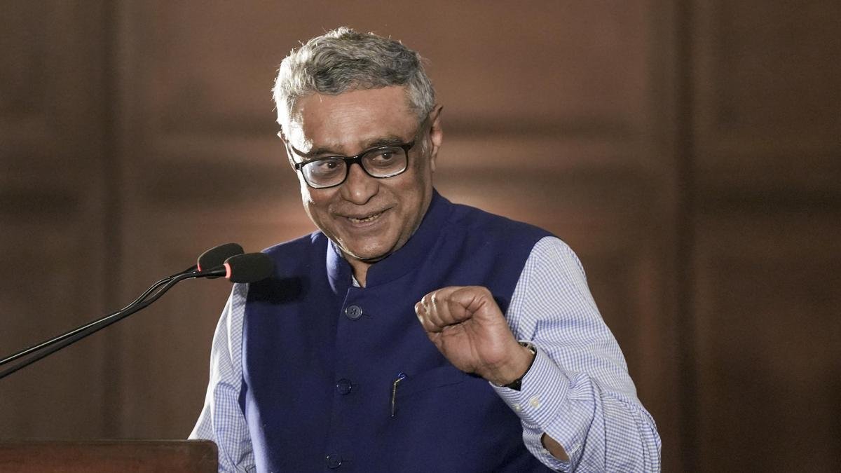 आरएसएस नेता, पश्चिम बंगाल मंत्री ने दुर्गा पूजा पंडालों में वामपंथी दलों द्वारा लगाए गए बुक स्टॉलों पर हमलों का विरोध किया