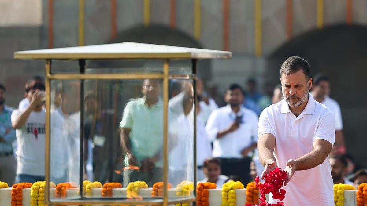 'उन्होंने हमें सिखाया कि अन्याय के सामने कभी नहीं झुकना चाहिए': कांग्रेस ने महात्मा गांधी को श्रद्धांजलि दी