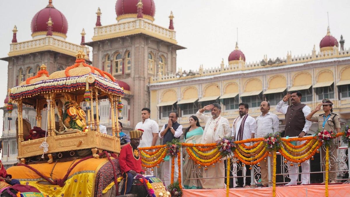 कर्नाटक के मुख्यमंत्री जानना चाहते हैं कि मंत्री मैसूरु दशहरा में क्यों रुके?