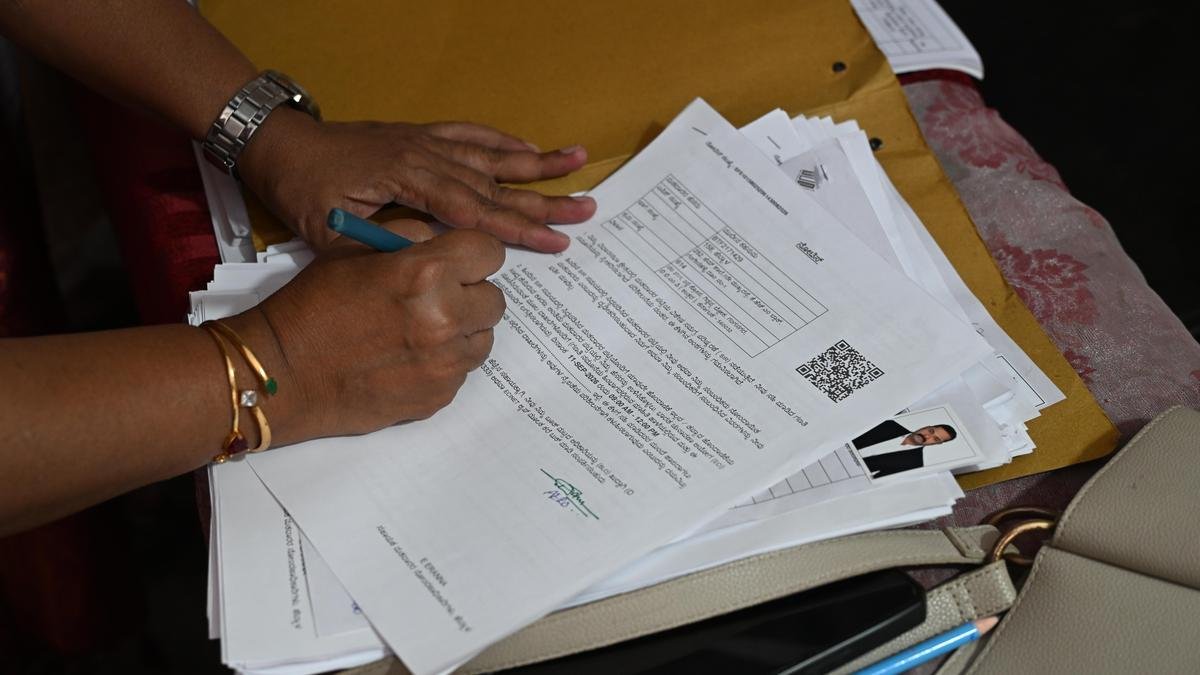कर्नाटक में चुनाव अधिकारियों द्वारा दायर किए गए 61,000 से अधिक फॉर्म-7 आवेदन, कोई भी कारण नहीं बताता है