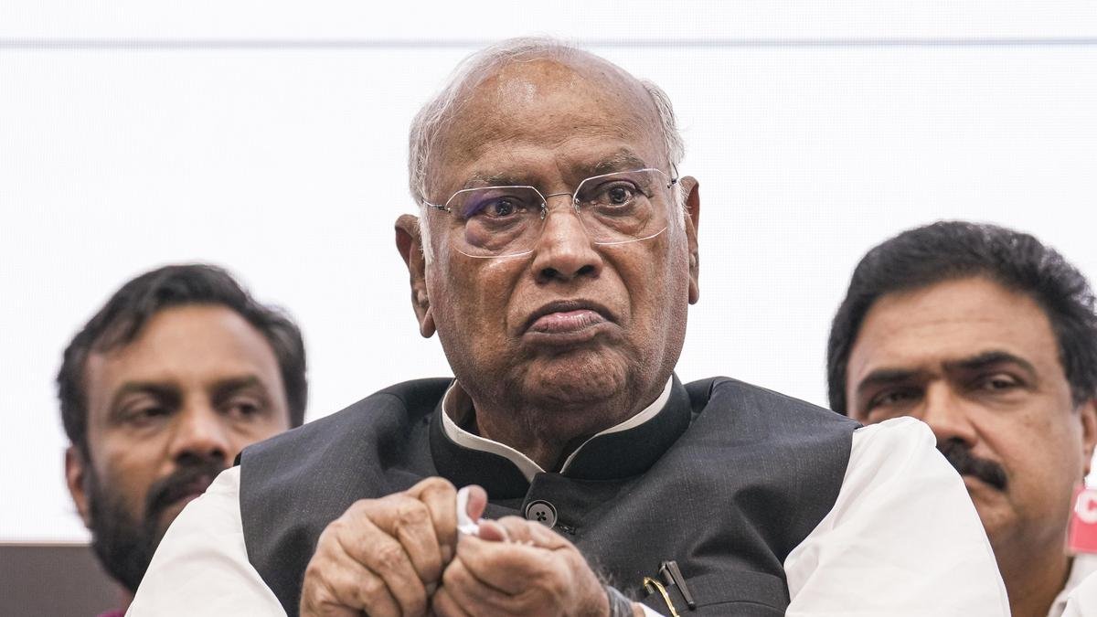 कांग्रेस अध्यक्ष खड़गे ने सभी चुनावों को बताया अवैध; लोकसभा, राज्य विधानसभाओं को भंग करने की मांग