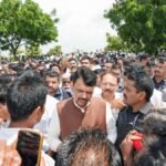 किसान सूखा जीआर से बाहर किए गए तालुकाओं में सूखे के कारण फसल के नुकसान की शिकायत करते हैं