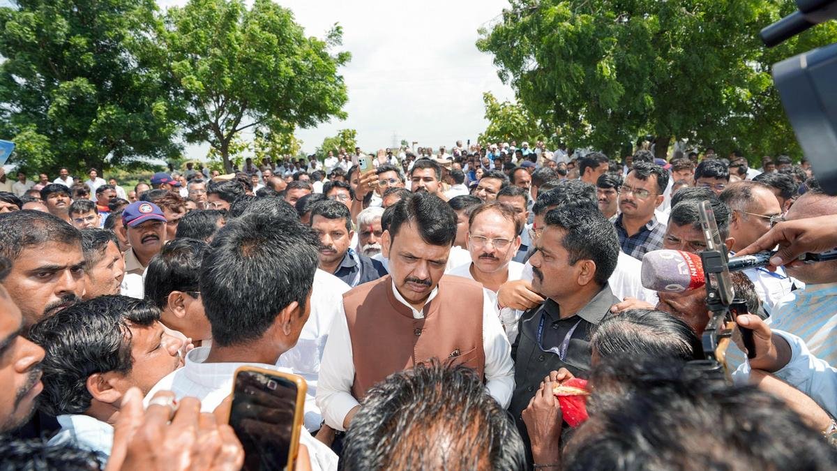 किसान सूखा जीआर से बाहर किए गए तालुकाओं में सूखे के कारण फसल के नुकसान की शिकायत करते हैं