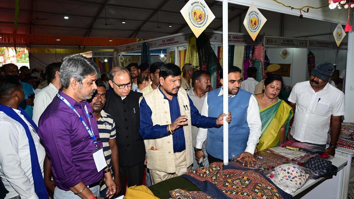 केंद्रीय मंत्री ने दशहरा प्रदर्शनी में शिल्पा समागम मेला 2026 का उद्घाटन किया