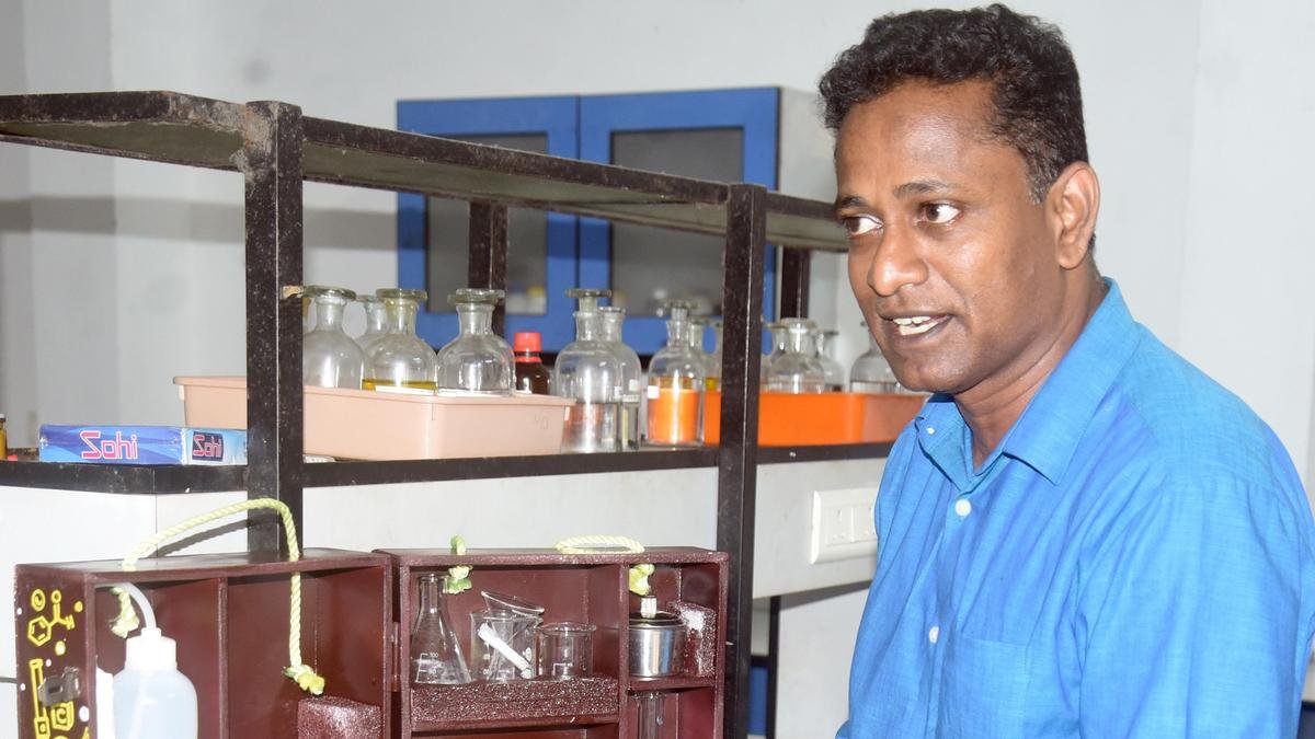 कैसे केरल के एक शिक्षक की 'पोर्टेबल केमिस्ट्री लैब' छात्रों में प्रयोगों के प्रति रुचि जगा रही है