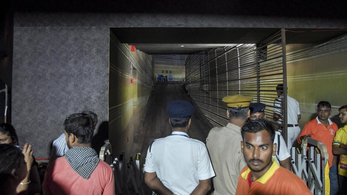 कोलकाता दुर्गा पूजा पंडाल में भगदड़ मचने से 17 लोगों की मौत