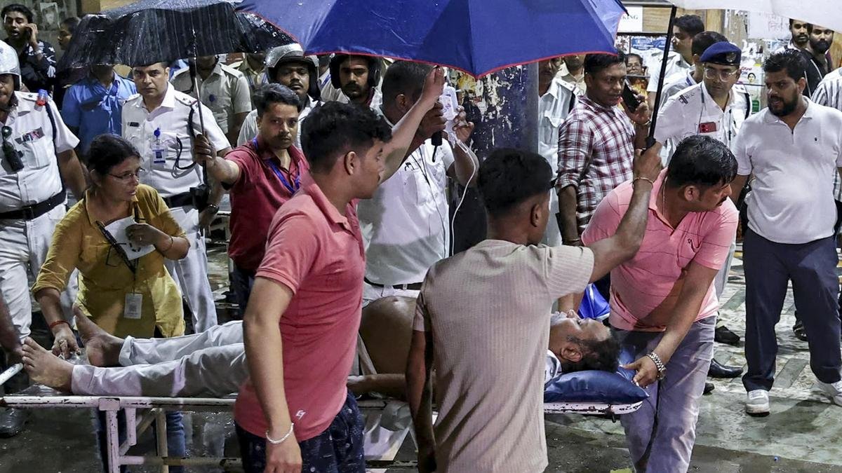 कोलकाता दुर्गा पूजा भगदड़ में मरने वालों की संख्या बढ़कर 19 हुई; मुख्यमंत्री ने भीड़ प्रबंधन के निर्देश जारी किये