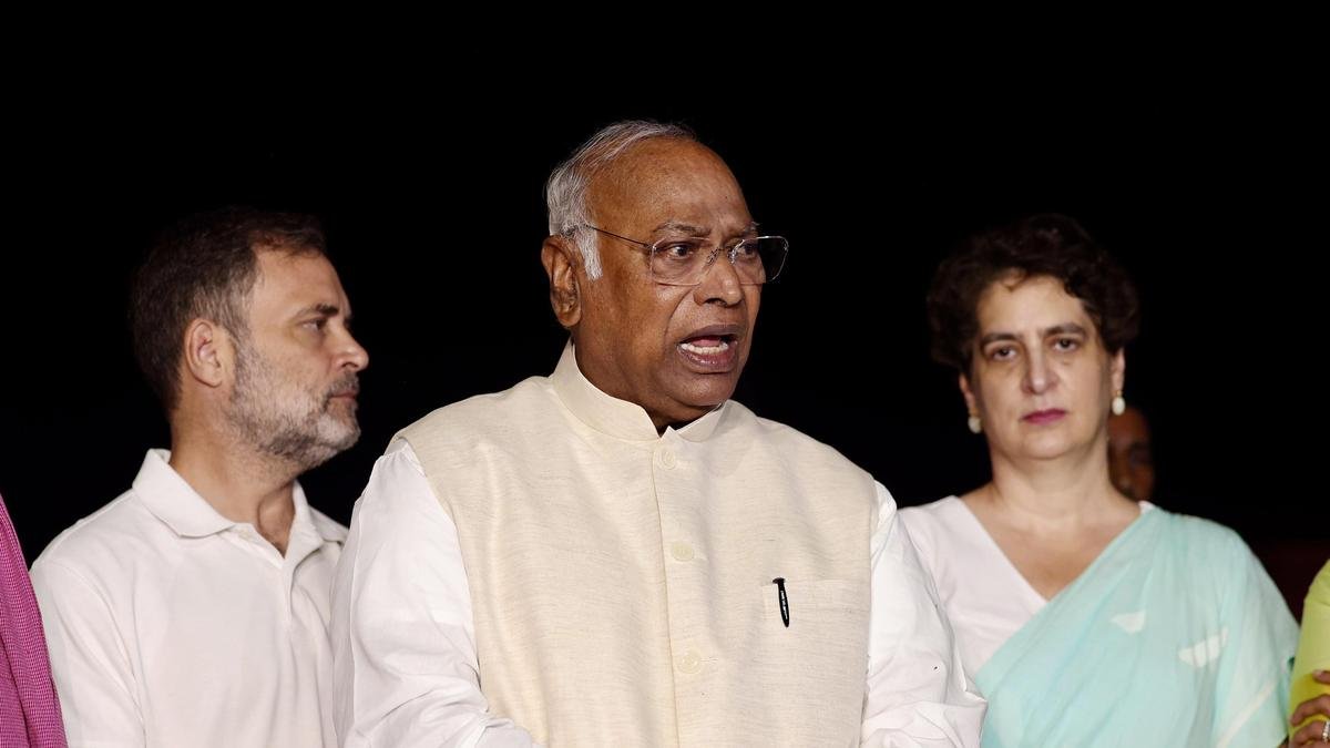 खड़गे का कहना है कि मोदी सरकार ने 'लोकतंत्र की जननी' को 'दबाया हुआ लोकतंत्र' बना दिया है
