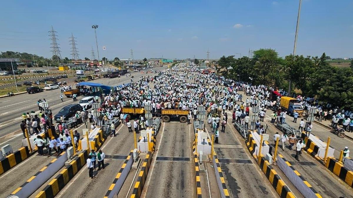 गन्ना किसान बेलगावी जिले के अन्य शहरों में विरोध प्रदर्शन कर रहे हैं