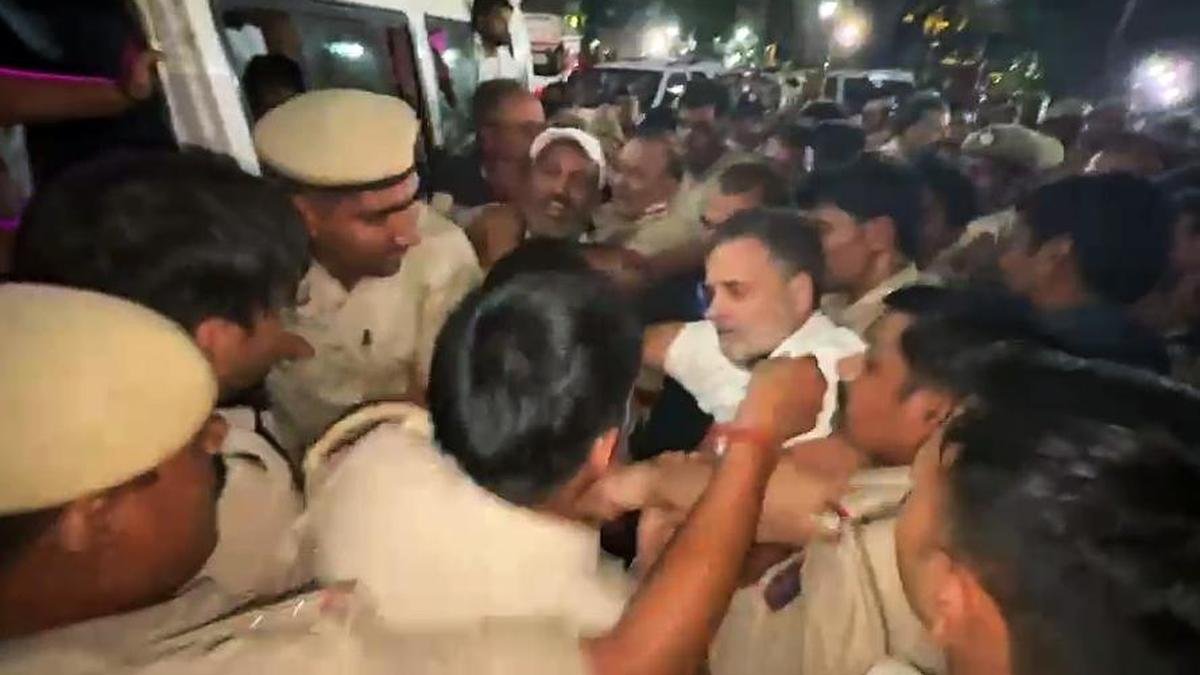 चुनाव आयोग के खिलाफ भारत के एकजुट होने पर राहुल ने SIR को बताया 'देशद्रोह'; सांसदों को हिरासत में लिया गया