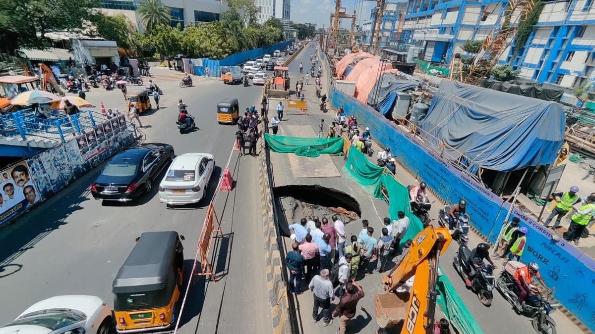 चेन्नई के टाइडेल पार्क के पास सड़क धंसने से कार सिंकहोल में गिर गई