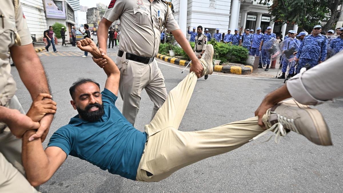 छिटपुट विरोध प्रदर्शनों से दिल्ली में असहज शांति भंग हो गई