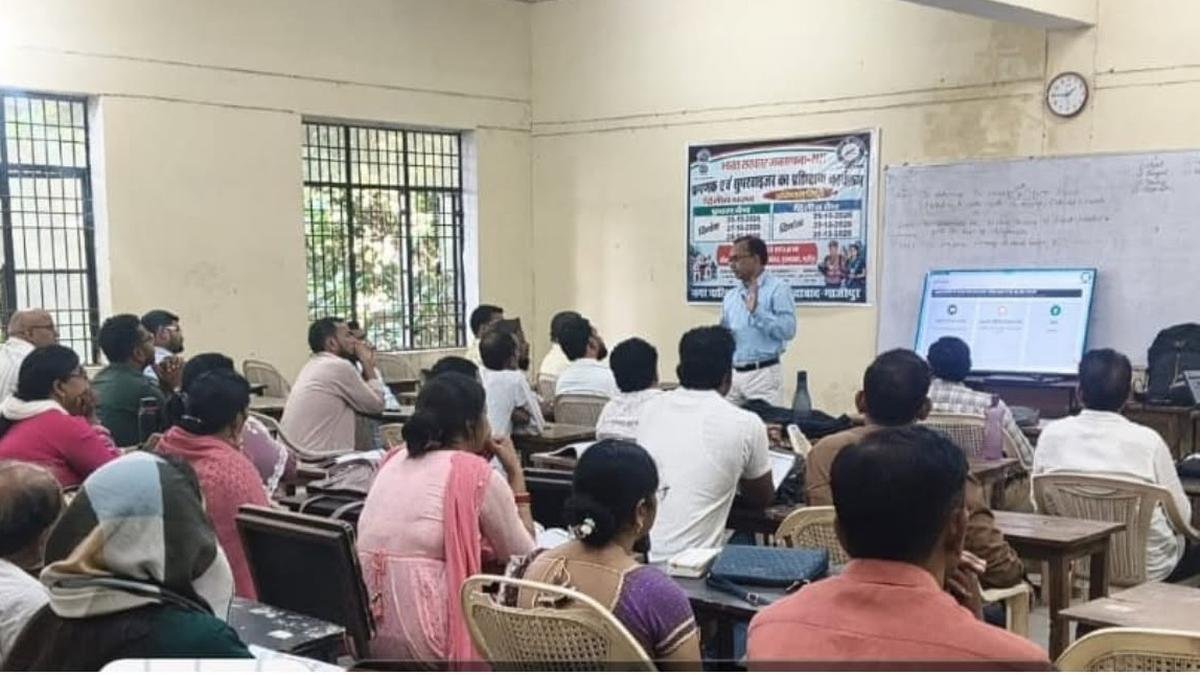 जनगणना प्रशिक्षक आधार, जाति, उम्र और माता-पिता के जन्मस्थान से संबंधित प्रश्नों को प्रमुख चुनौतियों के रूप में चिह्नित करते हैं