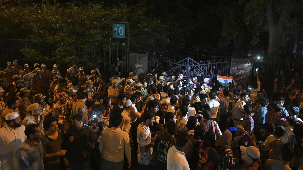 जामिया के छात्र गेट पर चढ़ गए, भारी पुलिस तैनाती के बीच विरोध प्रदर्शन में शामिल हुए