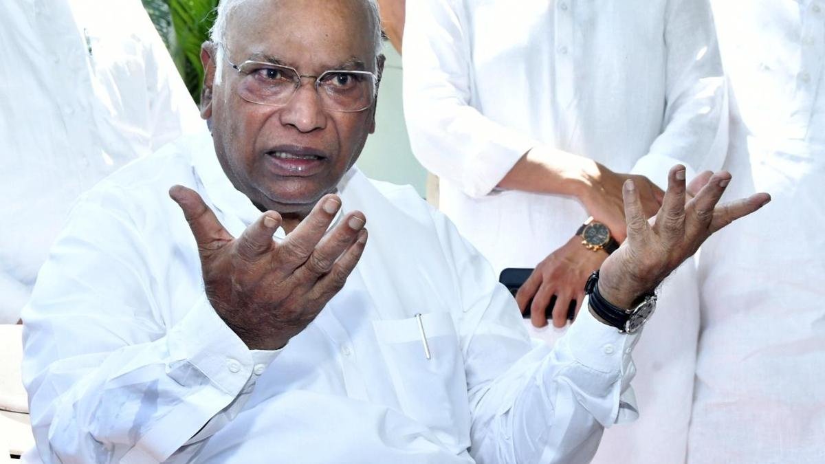 जिन मतदाताओं के नाम एसआईआर में हटा दिए गए थे, उन्हें फिर से नामांकित करने में मदद करने के लिए कांग्रेस ने वोट चोरी के खिलाफ अभियान चलाया
