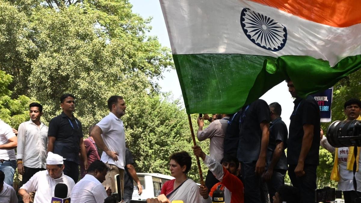 'ज्ञानेश, यह हो गया भाई, इस्तीफा देने का समय': ईसीआई तक मार्च रोकने के बाद इंडिया ब्लॉक के सांसदों ने धरना दिया