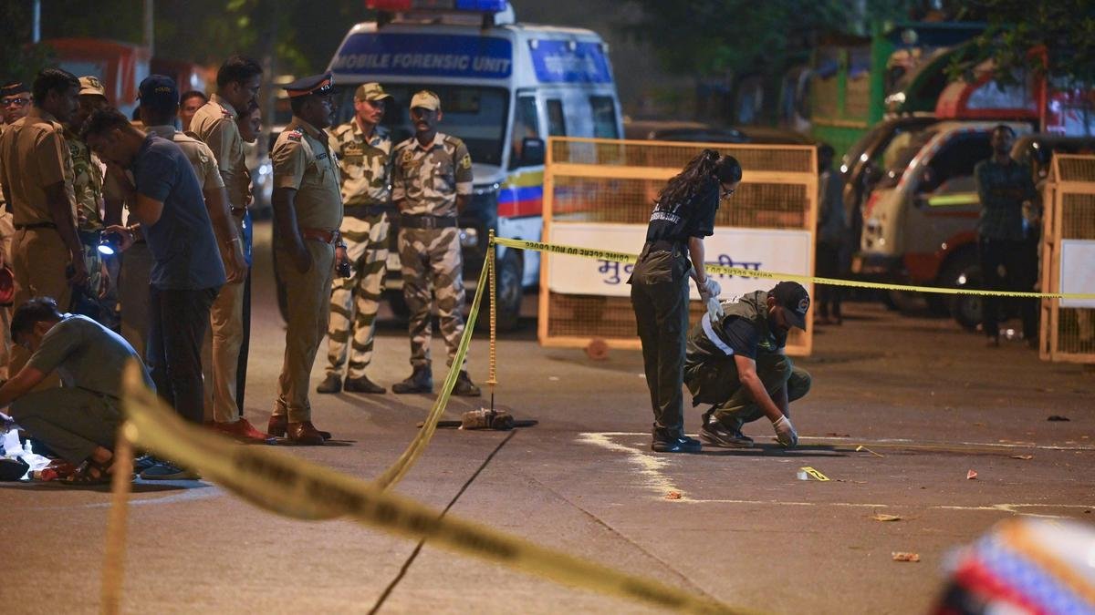 टाइगर श्रॉफ गोलीकांड: 'बिगड़ती' कानून-व्यवस्था को लेकर विपक्ष ने फड़णवीस पर साधा निशाना