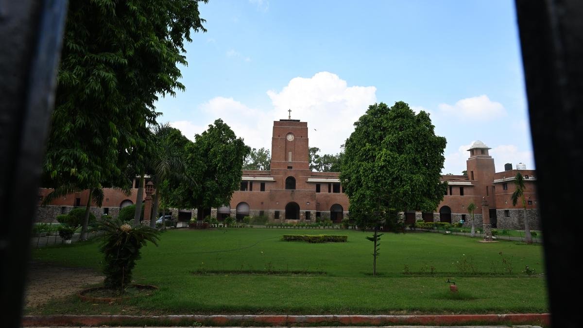 डीयू पैनल ने सेंट स्टीफंस कॉलेज संकाय भर्ती में अनियमितताएं उजागर कीं