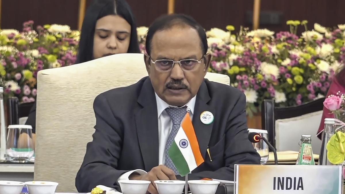 डोभाल ने ईरान के एनएसए से बात की, होर्मुज में जहाजों पर हमले के बाद 'ताजा घटनाक्रम' पर चर्चा की