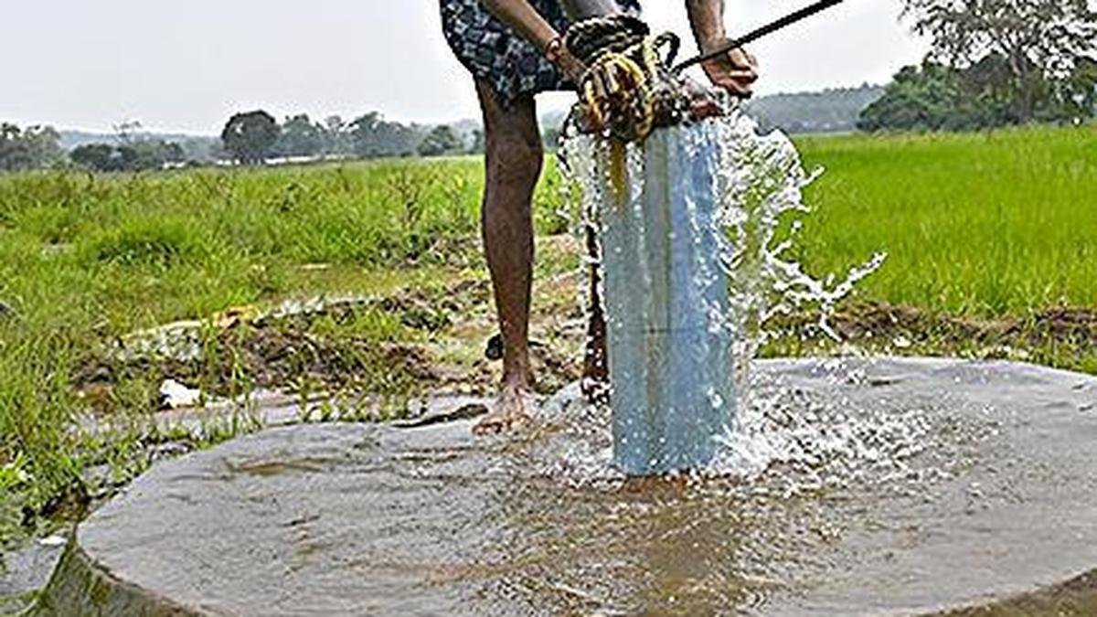 तेलंगाना के शहरी इलाकों में भूजल स्तर में 6.85 मीटर की गिरावट; विशेषज्ञ नलों में जलवाहक और झीलों में उपचारित पानी का सुझाव देते हैं