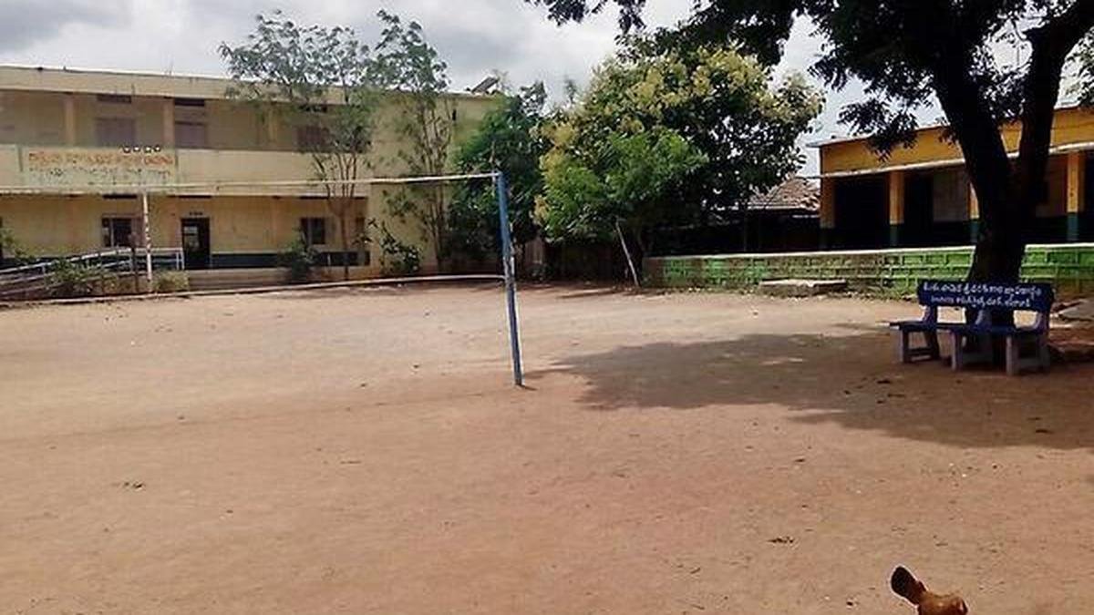 तेलंगाना के स्कूलों में क्यों सोते थे शिक्षाविद् और कार्यकर्ता? | व्याख्याता