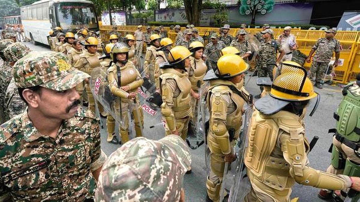 दिल्ली के रामलीला आयोजन में कॉकरोच के पुतले पर उठे सवाल; आयोजकों का कहना है कि स्वच्छता को बढ़ावा दिया जा रहा है