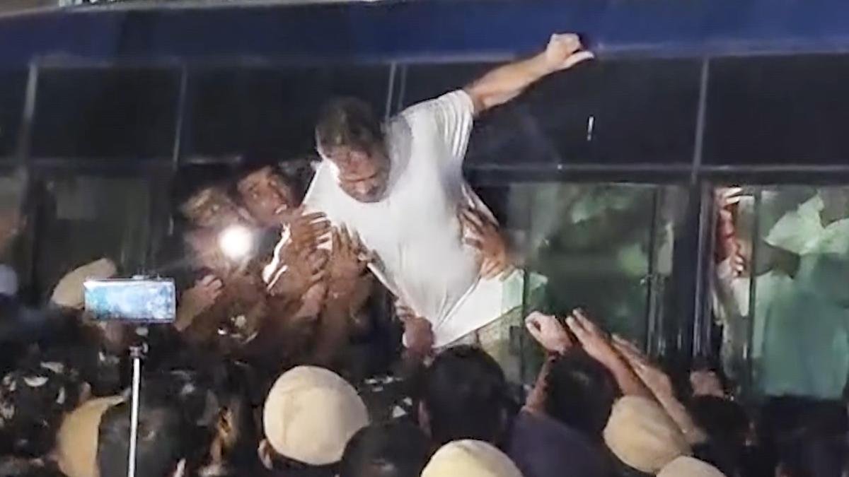 दिल्ली में भारत ब्लॉक के ईसीआई तक मार्च के दौरान राहुल, प्रियंका समेत 260 लोगों को हिरासत में लिया गया