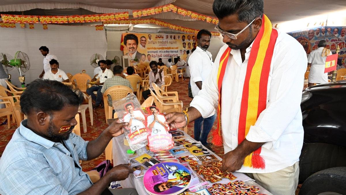 धारापुरम में तीन प्रमुख दावेदारों के बीच कड़ी टक्कर जारी है