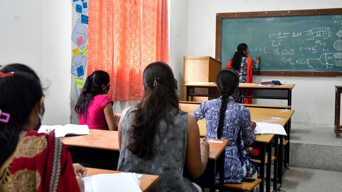 पारिश्रमिक विवाद: महारानी क्लस्टर यूनिवर्सिटी के करीब 100 अतिथि व्याख्याताओं का एक सप्ताह से धरना