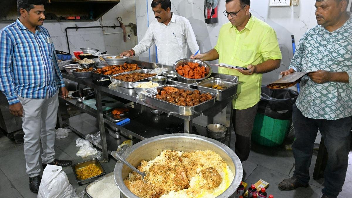 बाहर खाना: आपकी थाली में खाना कितना सुरक्षित है?