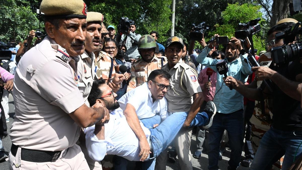 भारी पुलिस तैनाती, बैरिकेड्स ने जंतर मंतर में प्रवेश पर रोक लगा दी; कई प्रदर्शनकारियों को हिरासत में लिया गया