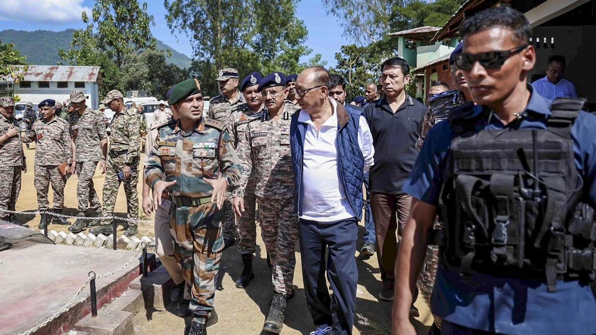 मणिपुर में कुकी-ज़ो विद्रोही शिविर को सीआरपीएफ ने अपने कब्जे में ले लिया है और गृह मंत्रालय के समझौते के तहत दो शिविरों को स्थानांतरित किया जाना है
