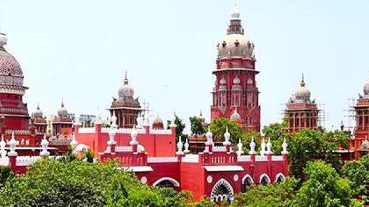 मद्रास उच्च न्यायालय अधिवक्ता संघ ने सर्वोच्च न्यायालय और सभी उच्च न्यायालयों के लिए अंग्रेजी को सामान्य भाषा के रूप में जारी रखने के 1965 के केंद्रीय मंत्रिमंडल के फैसले को चुनौती दी है।