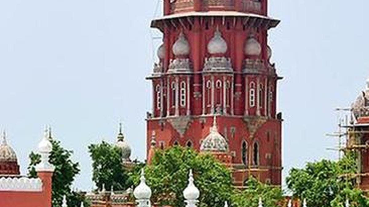 मद्रास उच्च न्यायालय के नियमों के अनुसार आजीवन कारावास की सजा काट रहे कैदी दो किस्तों में 40 दिनों की वार्षिक छुट्टी का लाभ उठा सकते हैं