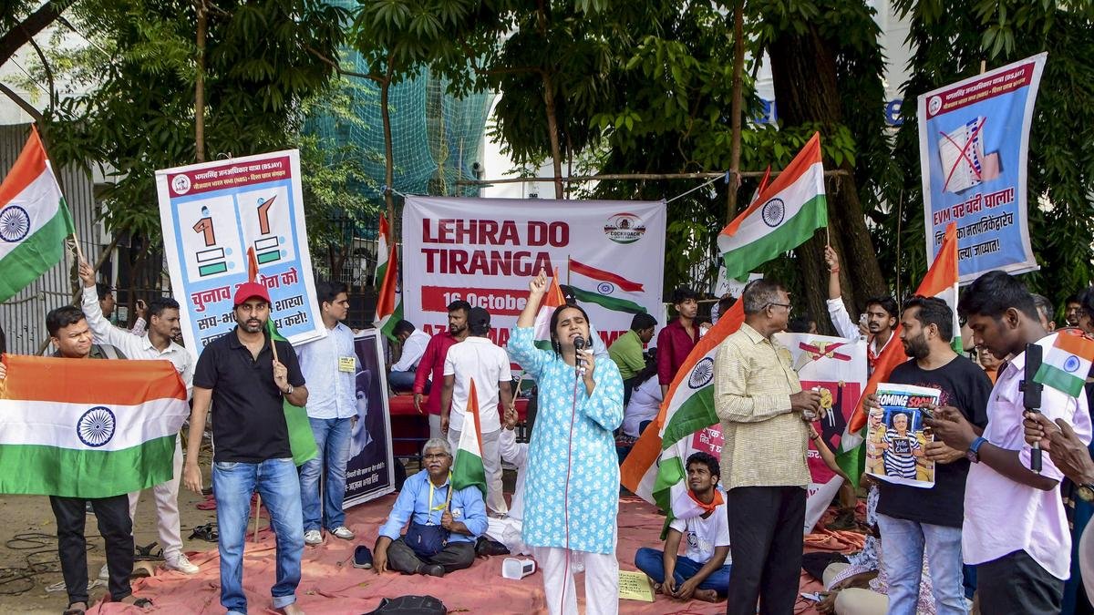 मुंबई के लहरा दो तिरंगे में प्रदर्शनकारियों ने सीईसी का इस्तीफा मांगा
