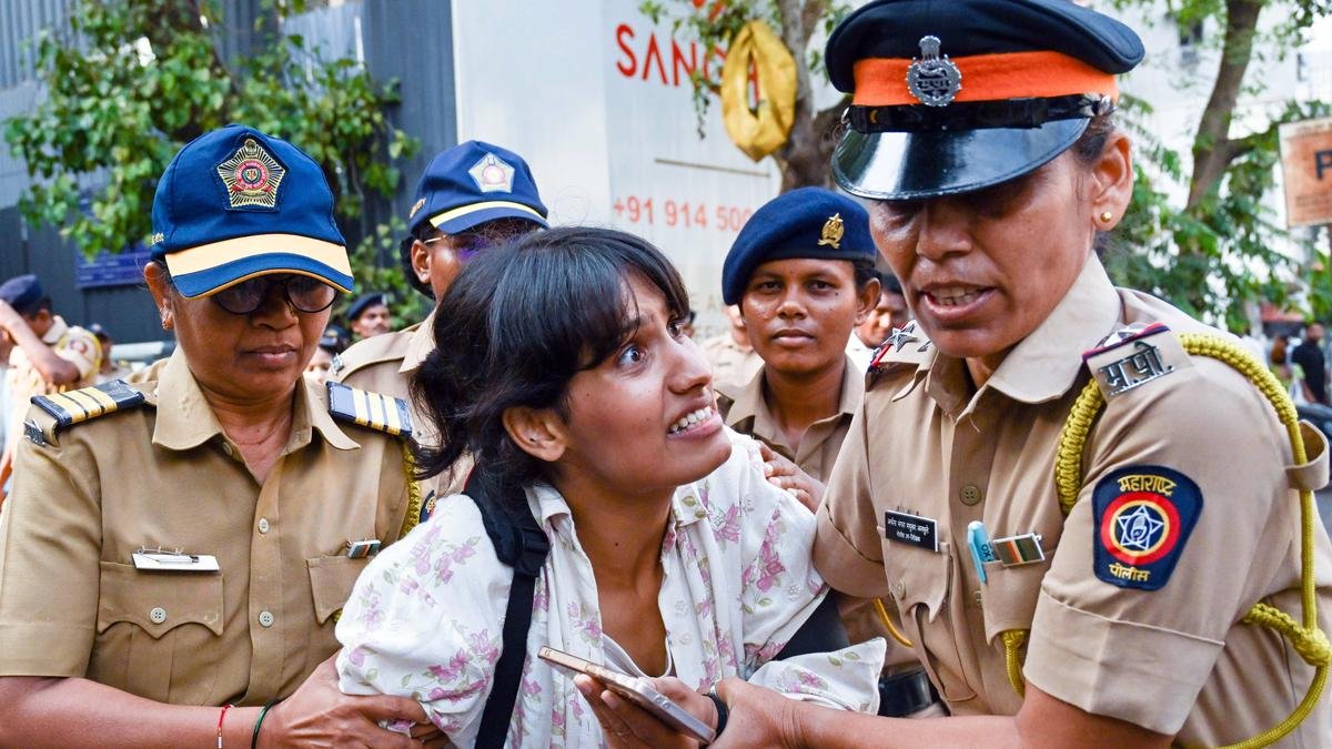 मुंबई पुलिस द्वारा सीईसी के खिलाफ विरोध प्रदर्शन को रोकने के कारण शिवाजी पार्क के पास कई लोगों को हिरासत में लिया गया