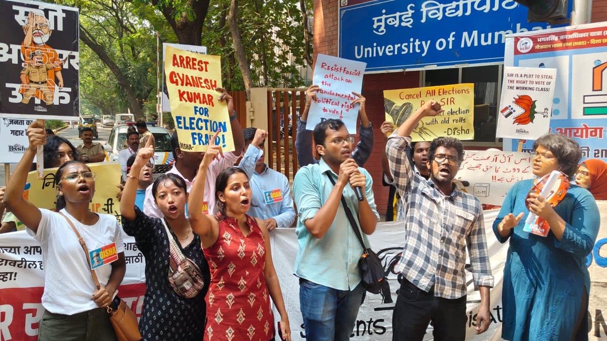 मुंबई यूनिवर्सिटी में छात्रों ने एसआईआर के खिलाफ प्रदर्शन किया, सीईसी ज्ञानेश कुमार की गिरफ्तारी की मांग की