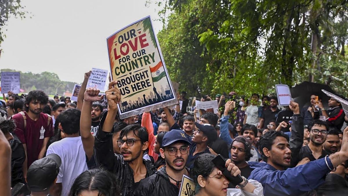 मुंबई स्थित कार्यकर्ता और एआईएसएफ प्रतिनिधिमंडल ने राज्य पुलिस द्वारा हिरासत में लेने का आरोप लगाया