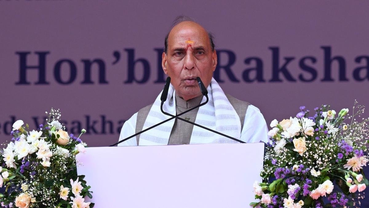 राजनाथ सिंह का कहना है कि भारतीय शिपयार्डों को विदेशी ऑर्डर हासिल करने चाहिए और समय पर जहाजों की डिलीवरी करनी चाहिए