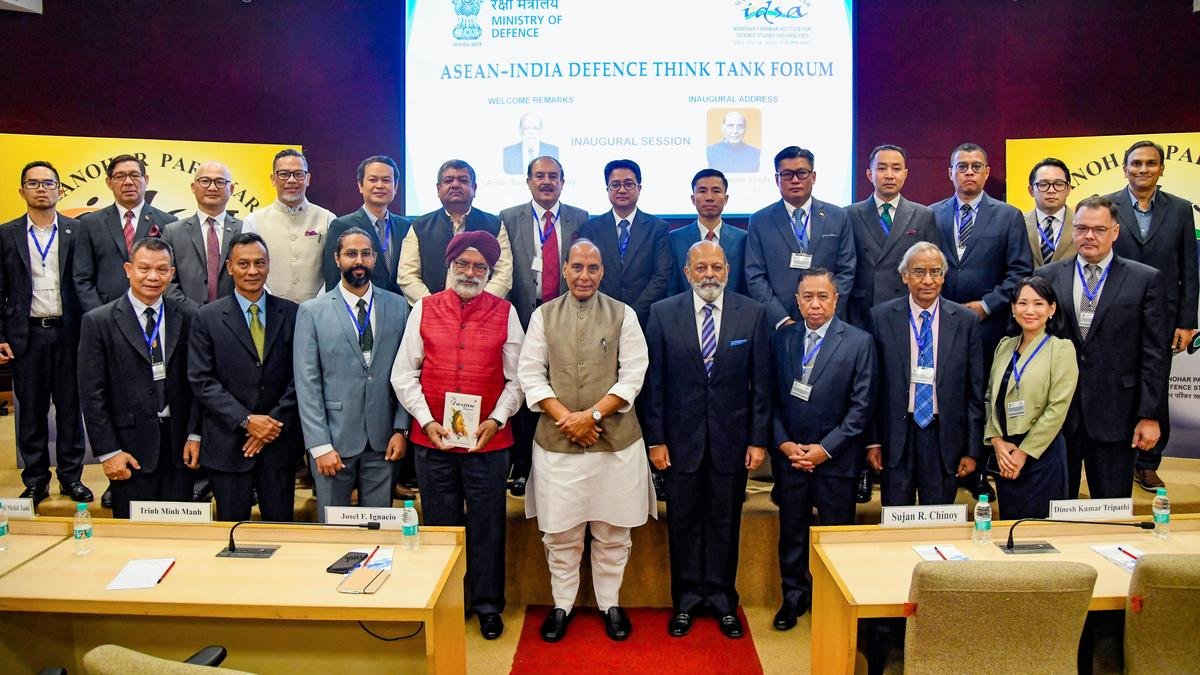राजनाथ सिंह ने भारत-आसियान रक्षा सहयोग को गहरा करने, सैन्य प्रौद्योगिकियों के संयुक्त विकास का आह्वान किया