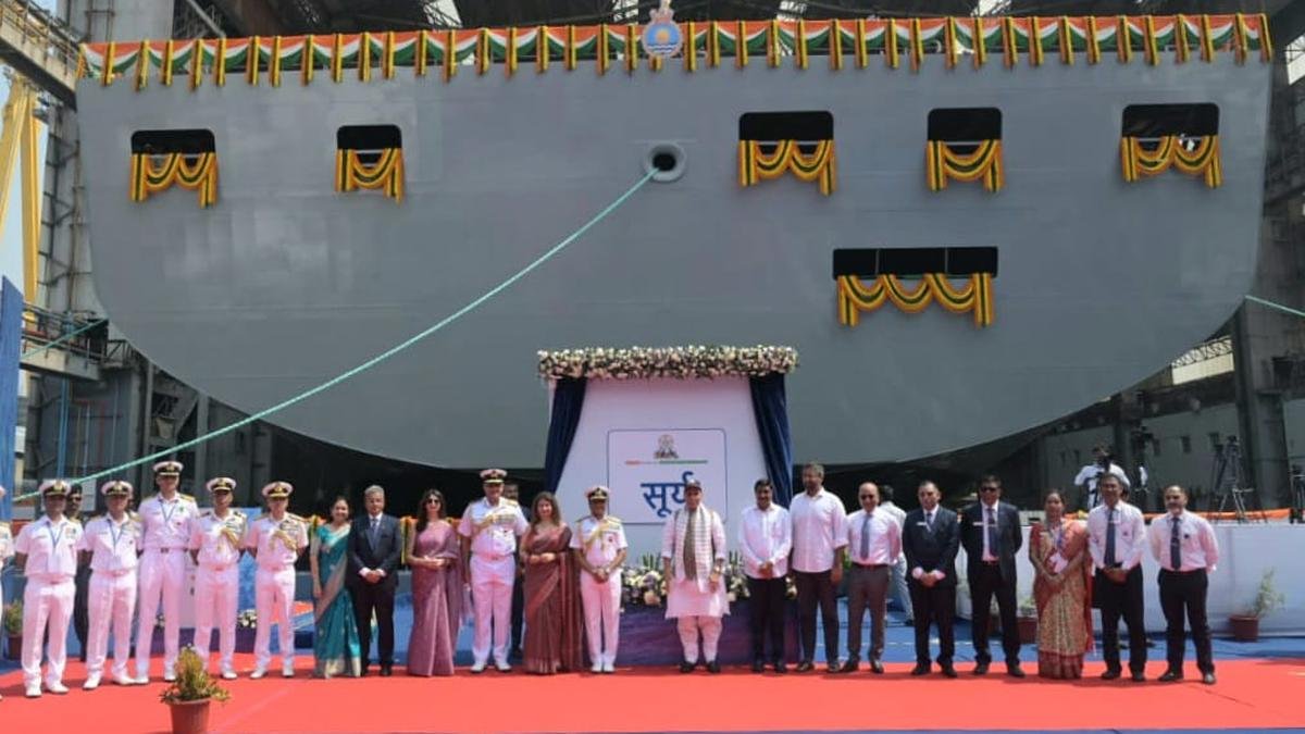 राजनाथ सिंह ने विशाखापत्तनम में नौसेना के पहले स्वदेशी बेड़े समर्थन जहाज 'सूर्य' को लॉन्च किया