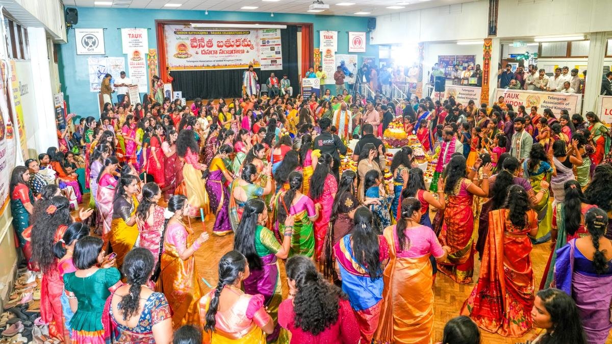 लंदन में TAUK के हथकरघा-थीम वाले बथुकम्मा, दशहरा समारोह में 2,000 से अधिक लोग शामिल हुए